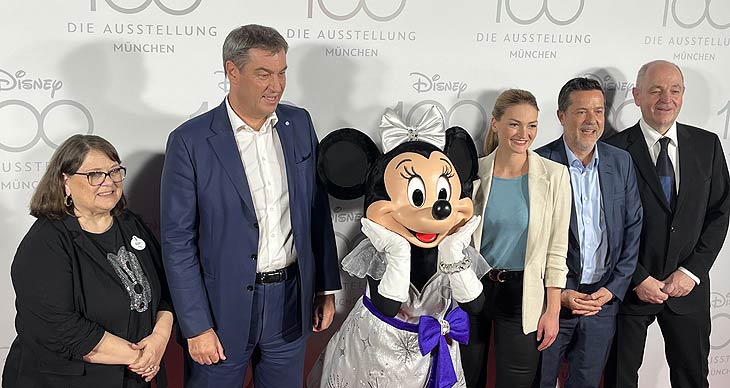 Becky Cline (Direktorin der Disney Archives), Ministerpräsident Dr. Markus Söder, Minnie Maus, Judith Gerlach, Staatsministerin für Digitales, Roger Crotti (Country Manager GSA The Walt Disney Company),  Dieter Semmelmann (CEO Semmel Concerts)@ "Disney 100 - Die Ausstellung" in der Kleinen Olympiahalle im Olympiapark (©Foto: Martin Schmitz)